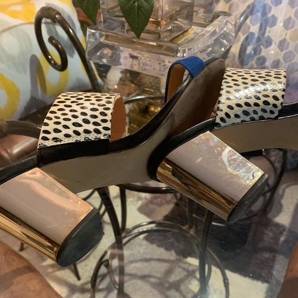 Cute blue, black and white sandals. Gold block heel. - Picture 3 of 3